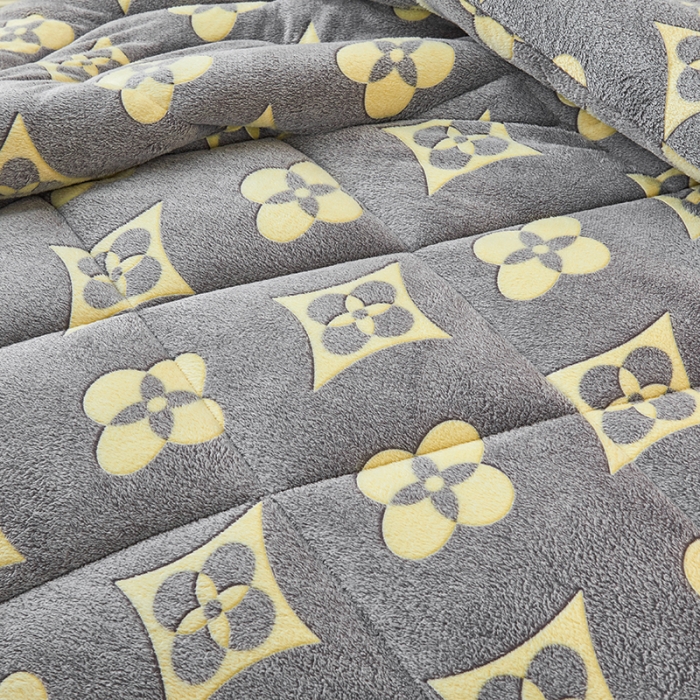 91家纺网 家纺一手货源 找家纺 被多多 2022新款高克重双面雪花绒印花冬被 四叶草