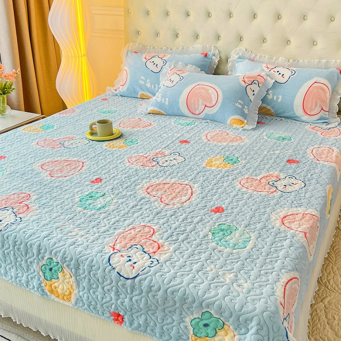 91家纺网 家纺一手货源 找家纺 澳梵  2022新款牛奶绒印花床盖三件套四件套 心心熊