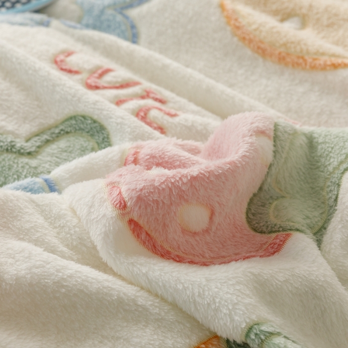 91家纺网 家纺一手货源 找家纺 慕尚2022新款雪花绒毛毯印花牛奶绒盖毯沙发午睡毯子甜甜草莓