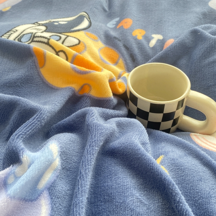 91家纺网 家纺一手货源 找家纺 西引力 2022新加厚印花小清新牛奶绒四件套法莱绒单被套直播 太空人