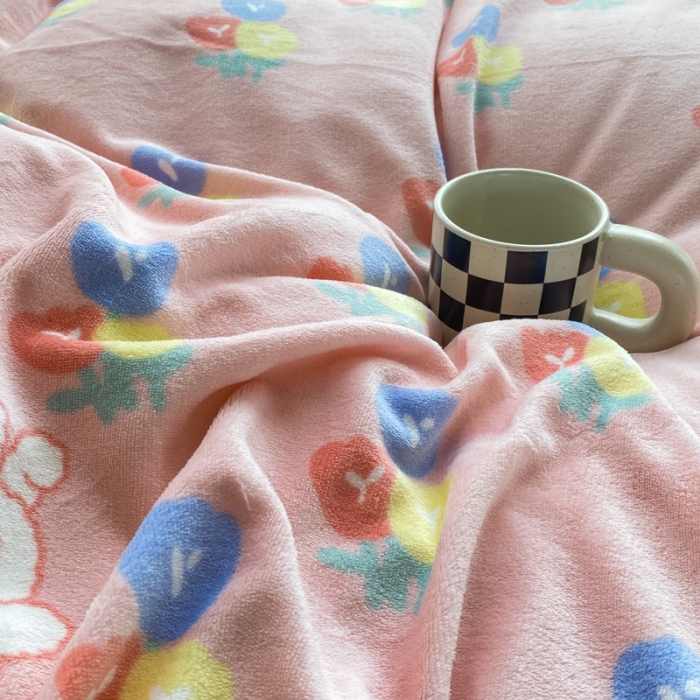 91家纺网 家纺一手货源 找家纺 西引力 2022新加厚印花小清新牛奶绒四件套法莱绒单被套直播 小花花