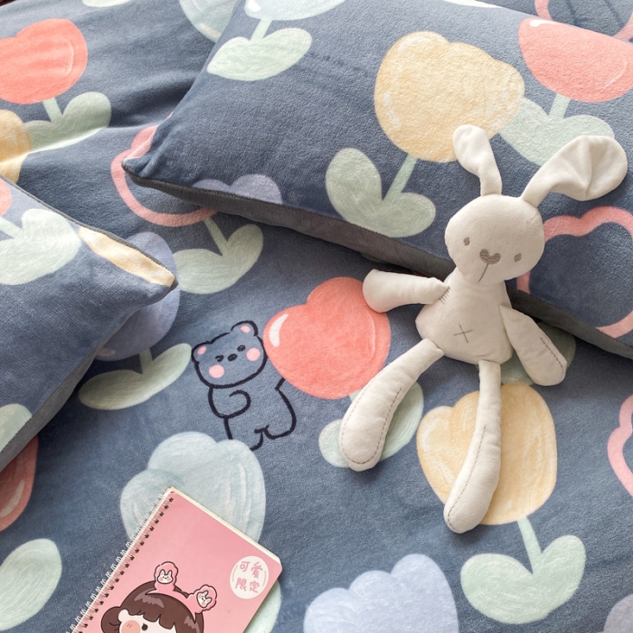 91家纺网 家纺一手货源 找家纺 西引力 2022印花小清新牛奶绒四件套法莱绒单被套 熊出没