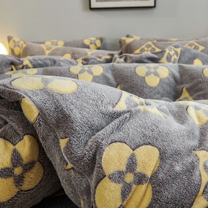 91家纺网 家纺一手货源 找家纺 被多多 2022新款雪花绒印花四件套 四叶草