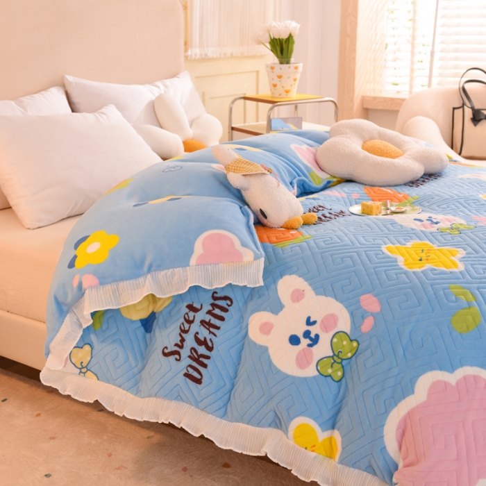 91家纺网 家纺一手货源 找家纺 2025新款牛奶绒印花夹棉花边 单品被套 爱心萌兔