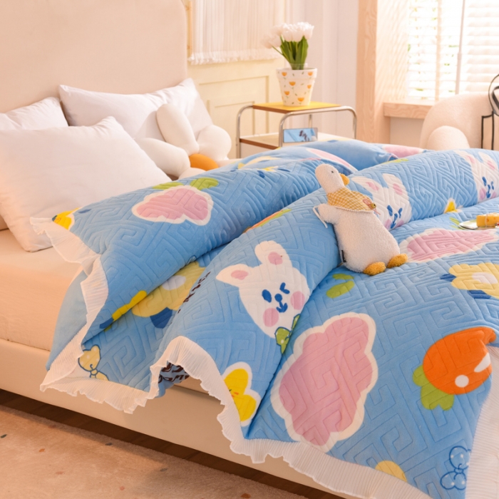 91家纺网 家纺一手货源 找家纺 2025新款牛奶绒印花夹棉花边 单品被套 爱心萌兔