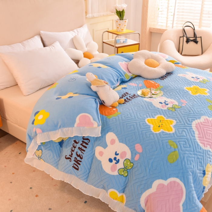 91家纺网 家纺一手货源 找家纺 2025新款牛奶绒印花夹棉花边 单品被套 爱心萌兔