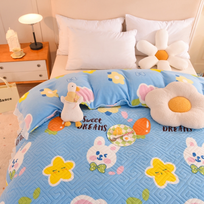 91家纺网 家纺一手货源 找家纺 2025新款牛奶绒印花夹棉花边 单品被套 爱心萌兔