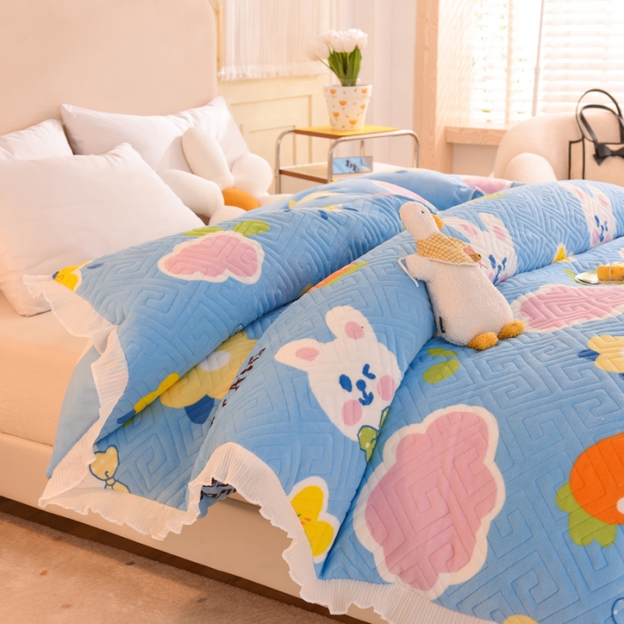 91家纺网 家纺一手货源 找家纺 2025新款牛奶绒印花夹棉花边 单品被套 爱心萌兔