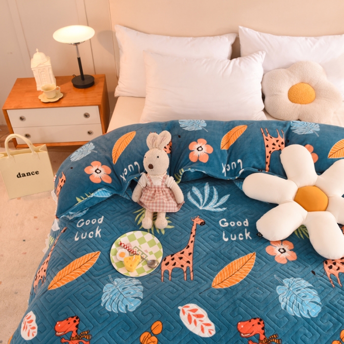 91家纺网 家纺一手货源 找家纺 2025新款牛奶绒印花夹棉花边 单品被套 动物乐园