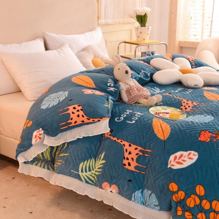 91家纺网 家纺一手货源 找家纺 2025新款牛奶绒印花夹棉花边 单品被套 动物乐园