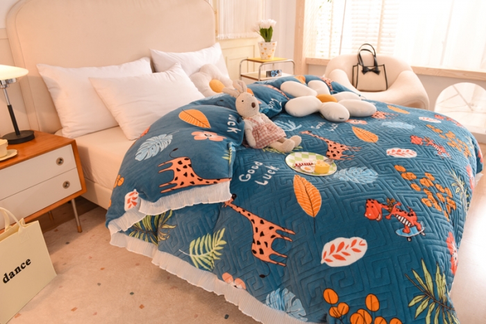 91家纺网 家纺一手货源 找家纺 2025新款牛奶绒印花夹棉花边 单品被套 动物乐园