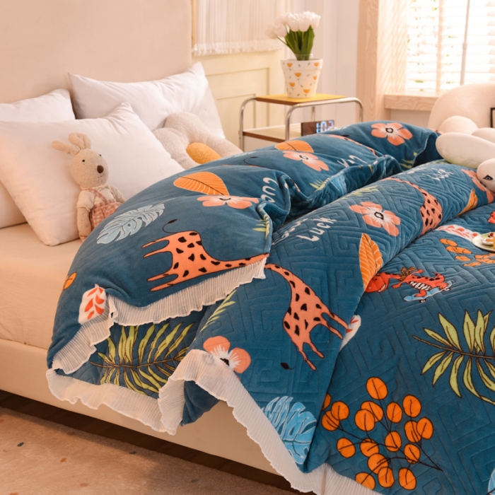 91家纺网 家纺一手货源 找家纺 2025新款牛奶绒印花夹棉花边 单品被套 动物乐园