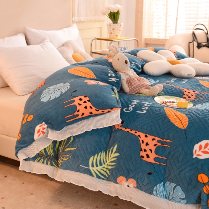 91家纺网 家纺一手货源 找家纺 2025新款牛奶绒印花夹棉花边 单品被套 动物乐园