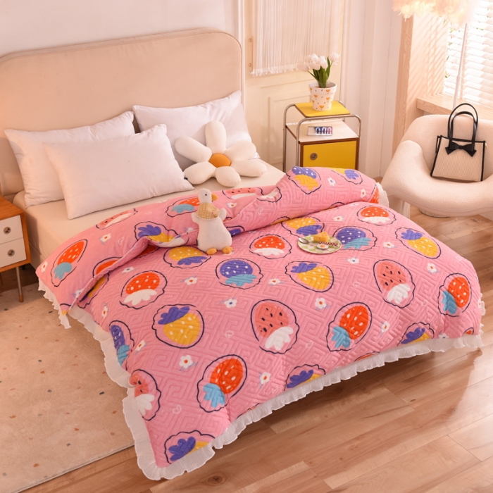 91家纺网 家纺一手货源 找家纺 2025新款牛奶绒印花夹棉花边 单品被套 粉红草莓