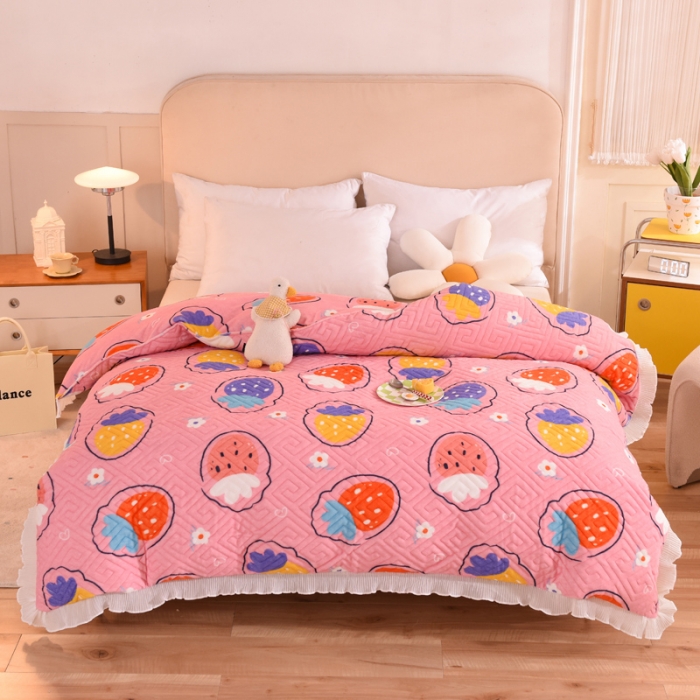 91家纺网 家纺一手货源 找家纺 2025新款牛奶绒印花夹棉花边 单品被套 粉红草莓