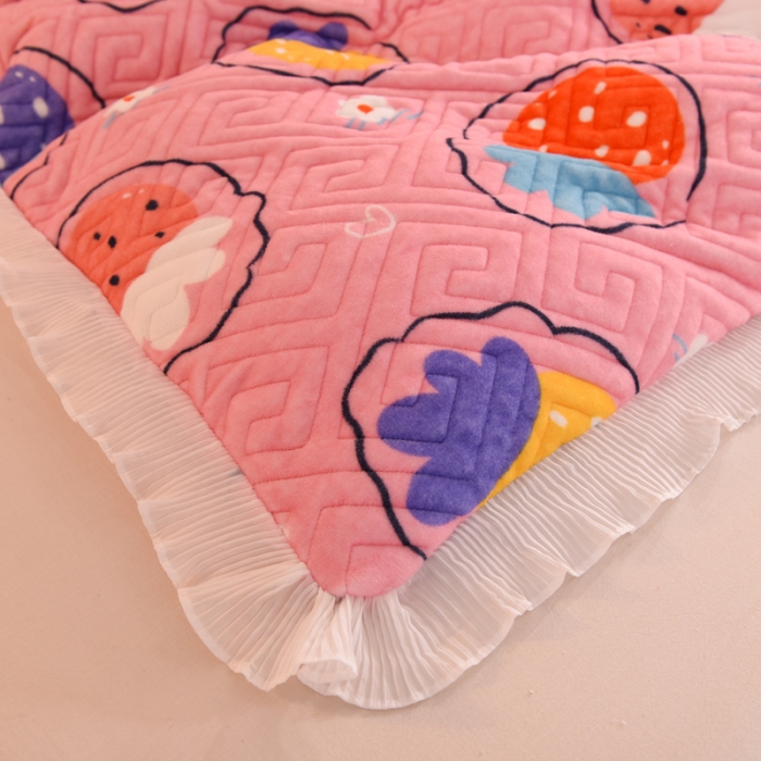 91家纺网 家纺一手货源 找家纺 2025新款牛奶绒印花夹棉花边 单品被套 粉红草莓