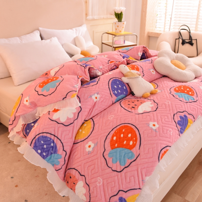 91家纺网 家纺一手货源 找家纺 2025新款牛奶绒印花夹棉花边 单品被套 粉红草莓