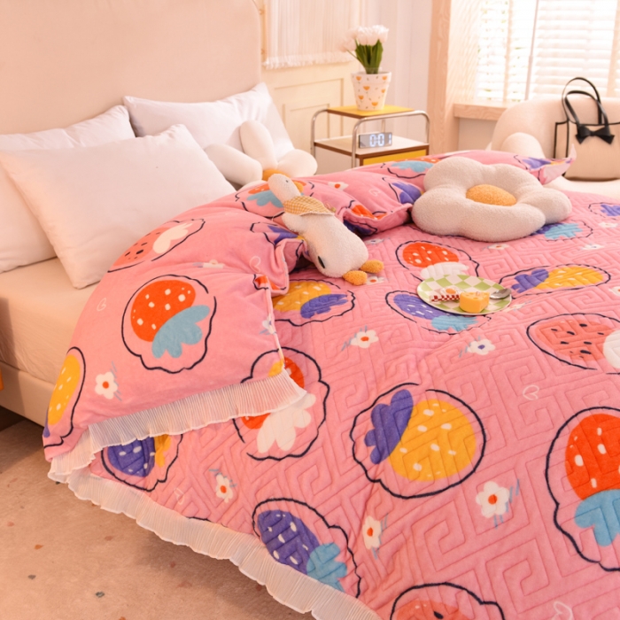 91家纺网 家纺一手货源 找家纺 2025新款牛奶绒印花夹棉花边 单品被套 粉红草莓