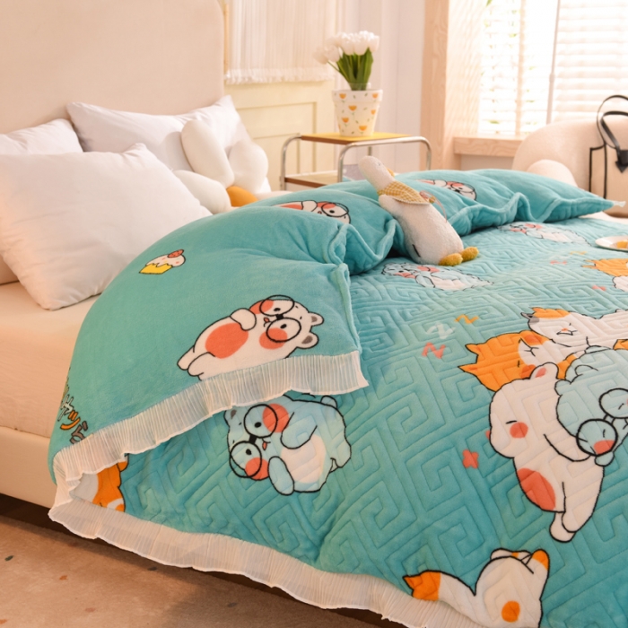 91家纺网 家纺一手货源 找家纺 2025新款牛奶绒印花夹棉花边 单品被套 乖乖熊