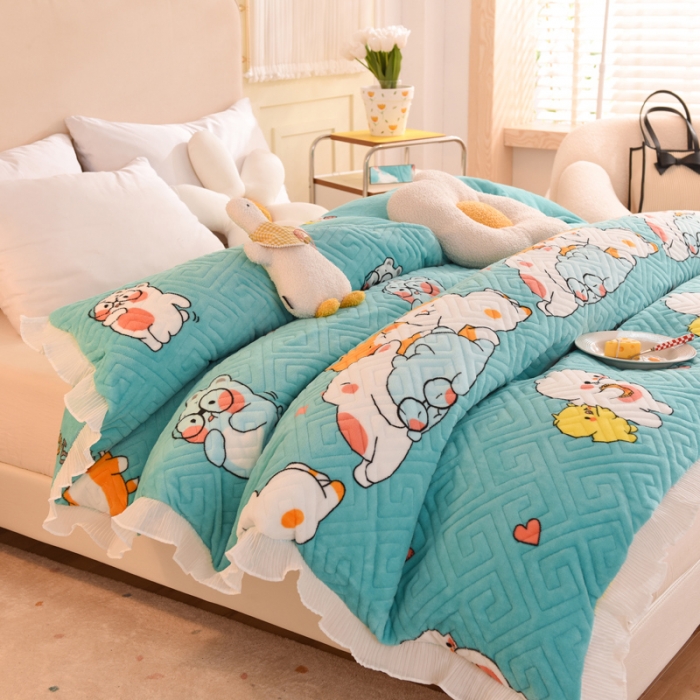 91家纺网 家纺一手货源 找家纺 2025新款牛奶绒印花夹棉花边 单品被套 乖乖熊