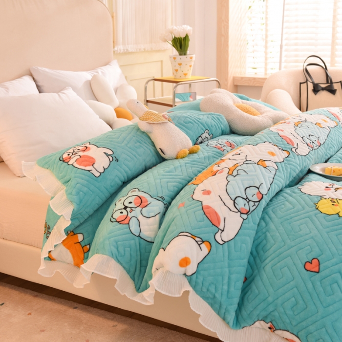 91家纺网 家纺一手货源 找家纺 2025新款牛奶绒印花夹棉花边 单品被套 乖乖熊