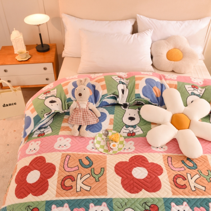 91家纺网 家纺一手货源 找家纺 2025新款牛奶绒印花夹棉花边 单品被套 萌宠跳跳