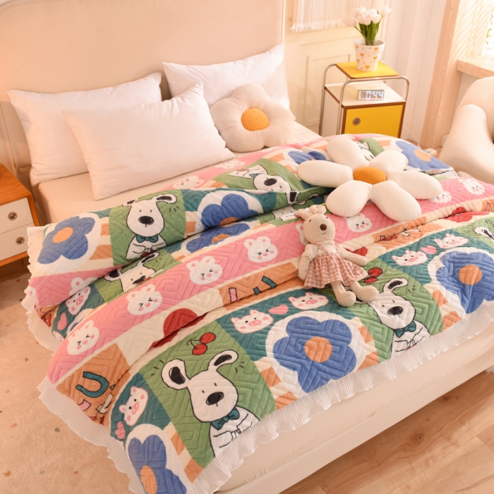 91家纺网 家纺一手货源 找家纺 2025新款牛奶绒印花夹棉花边 单品被套 萌宠跳跳