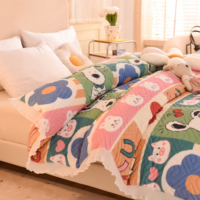 91家纺网 家纺一手货源 找家纺 2025新款牛奶绒印花夹棉花边 单品被套 萌宠跳跳