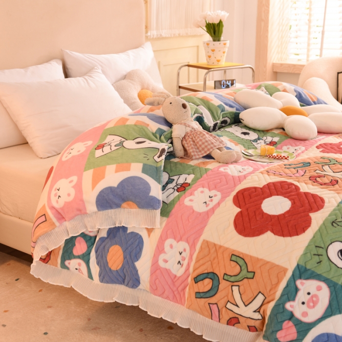 91家纺网 家纺一手货源 找家纺 2025新款牛奶绒印花夹棉花边 单品被套 萌宠跳跳