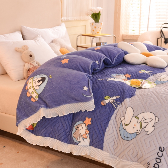 91家纺网 家纺一手货源 找家纺 2025新款牛奶绒印花夹棉花边 单品被套 喵星球