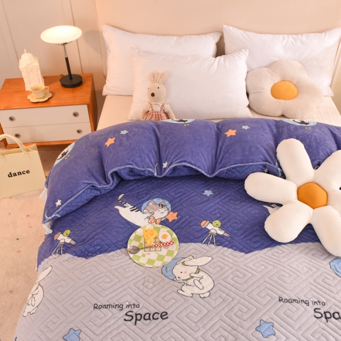 91家纺网 家纺一手货源 找家纺 2025新款牛奶绒印花夹棉花边 单品被套 喵星球