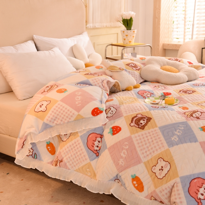 91家纺网 家纺一手货源 找家纺 2025新款牛奶绒印花夹棉花边 单品被套 诗雨恋人