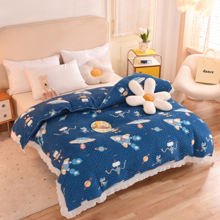 91家纺网 家纺一手货源 找家纺 2025新款牛奶绒印花夹棉花边 单品被套 太空机器人北卡蓝