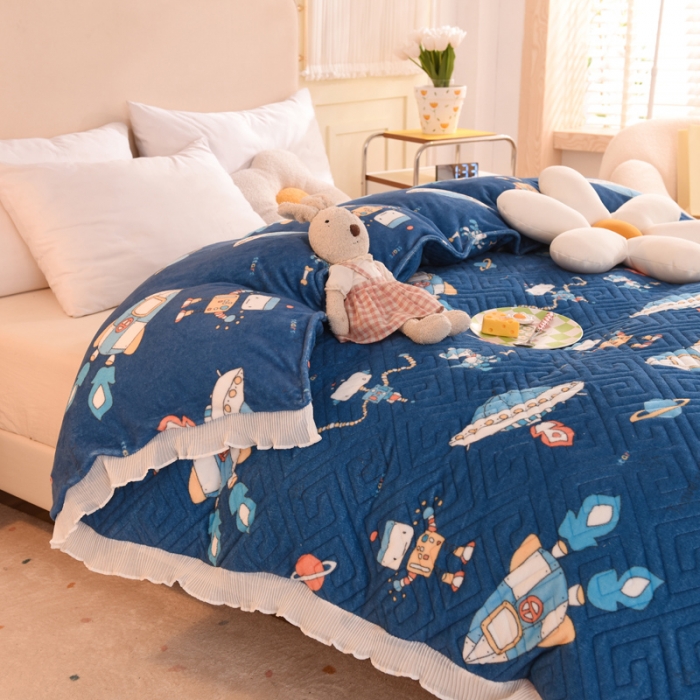 91家纺网 家纺一手货源 找家纺 2025新款牛奶绒印花夹棉花边 单品被套 太空机器人北卡蓝