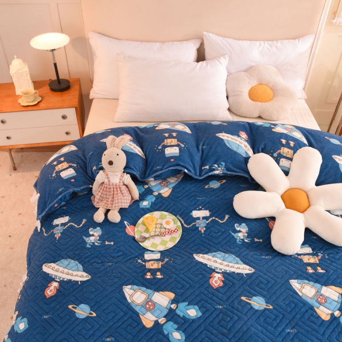 91家纺网 家纺一手货源 找家纺 2025新款牛奶绒印花夹棉花边 单品被套 太空机器人北卡蓝