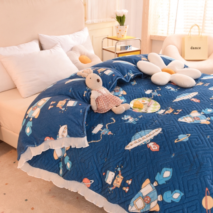 91家纺网 家纺一手货源 找家纺 2025新款牛奶绒印花夹棉花边 单品被套 太空机器人北卡蓝