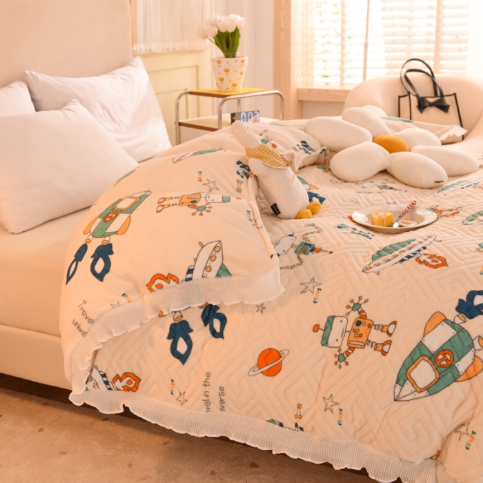 91家纺网 家纺一手货源 找家纺 2025新款牛奶绒印花夹棉花边 单品被套 太空机器人米白