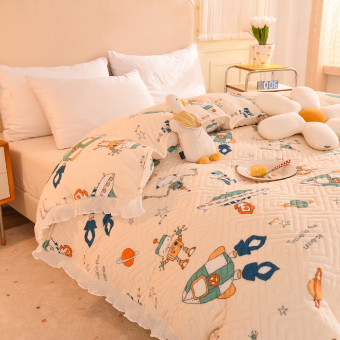 91家纺网 家纺一手货源 找家纺 2025新款牛奶绒印花夹棉花边 单品被套 太空机器人米白