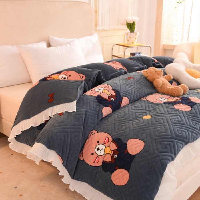 91家纺网 家纺一手货源 找家纺 2025新款牛奶绒印花夹棉花边 单品被套 雪花熊