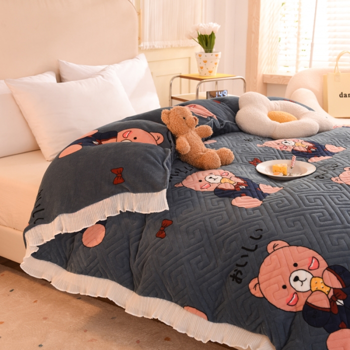 91家纺网 家纺一手货源 找家纺 2025新款牛奶绒印花夹棉花边 单品被套 雪花熊