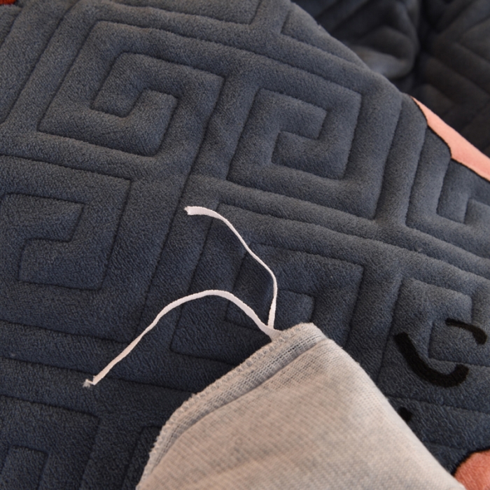 91家纺网 家纺一手货源 找家纺 2025新款牛奶绒印花夹棉花边 单品被套 雪花熊