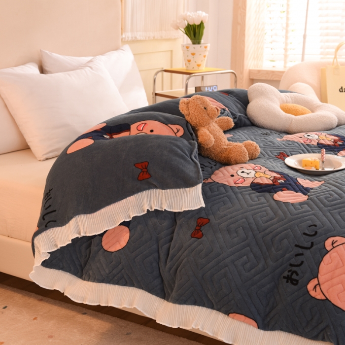 91家纺网 家纺一手货源 找家纺 2025新款牛奶绒印花夹棉花边 单品被套 雪花熊