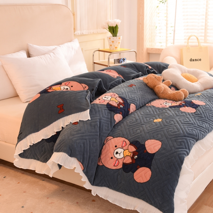 91家纺网 家纺一手货源 找家纺 2025新款牛奶绒印花夹棉花边 单品被套 雪花熊