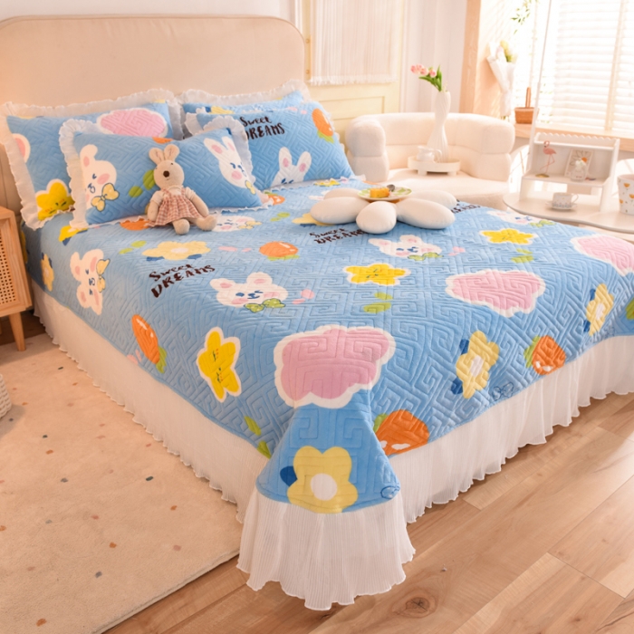 91家纺网 家纺一手货源 找家纺 2025新款牛奶绒印花夹棉花边 单品床盖 爱心萌兔