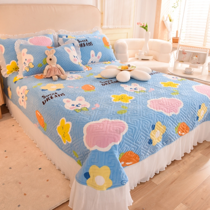 91家纺网 家纺一手货源 找家纺 2025新款牛奶绒印花夹棉花边 单品床盖 爱心萌兔