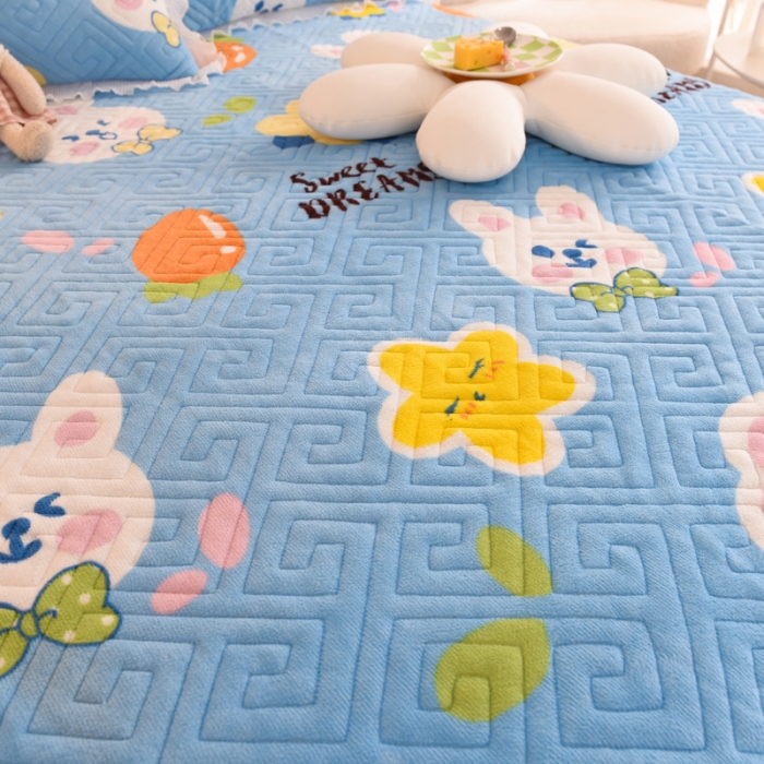 91家纺网 家纺一手货源 找家纺 2025新款牛奶绒印花夹棉花边 单品床盖 爱心萌兔