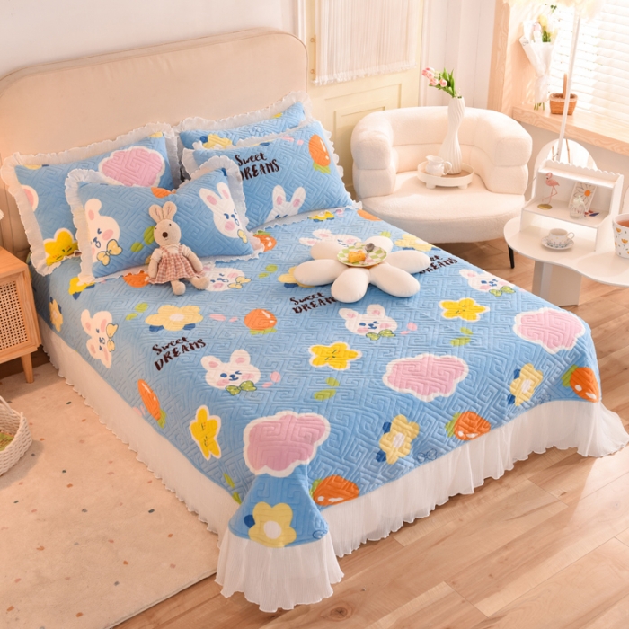 91家纺网 家纺一手货源 找家纺 2025新款牛奶绒印花夹棉花边 单品床盖 爱心萌兔