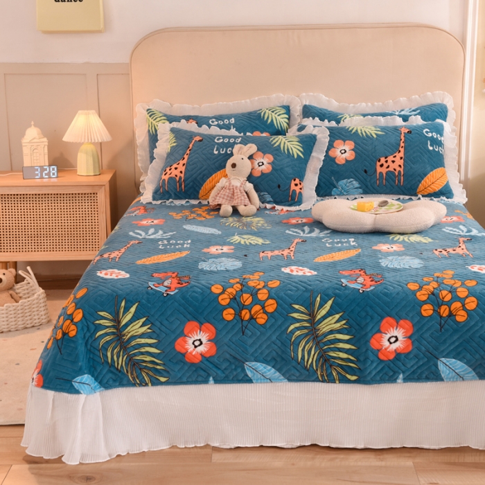 91家纺网 家纺一手货源 找家纺 2025新款牛奶绒印花夹棉花边 单品床盖 动物乐园