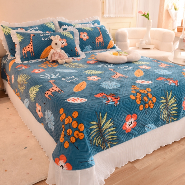 91家纺网 家纺一手货源 找家纺 2025新款牛奶绒印花夹棉花边 单品床盖 动物乐园