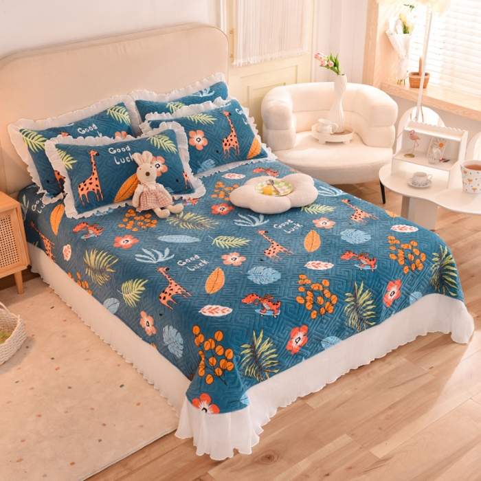 91家纺网 家纺一手货源 找家纺 2025新款牛奶绒印花夹棉花边 单品床盖 动物乐园